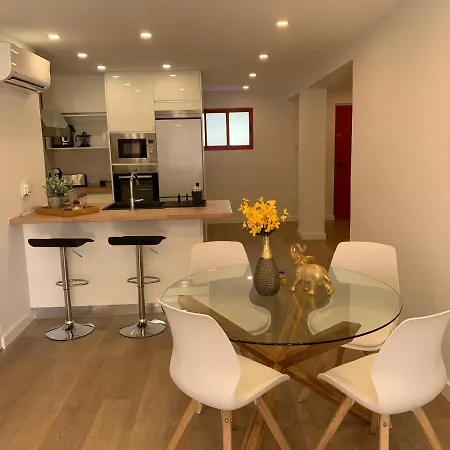 Urbanizacion Con Piscina Arnelas 아파트